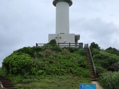 石垣島の北西部にある岬が御神崎。青い海に断崖が突き出た御神崎には白亜の灯台が建てられています