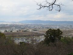 「男山展望台」です、京都市内から宇治方面を一望でき京都を代表する木津川・宇治川・桂川の三川合流点も眺めることができます。