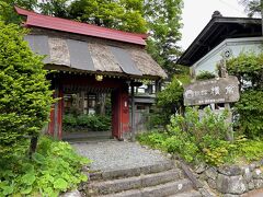 　今夜お世話になる宿坊「旅館 横倉」さん。

　戸隠神社中社から徒歩5分のベストロケーション。江戸時代後期に建てられた茅葺きの赤門と、明治2年に建てられた母屋は、長野市から「歴史的風致形成建造物」に指定されているそうです。

　写真右手に屋根の部分が見えますが、横倉さんでは土蔵の喫茶「十輪」を経営されていて、1階には喫茶スペース、2階にはサロンがあり、数量限定の美味しい手挽き水出しコーヒーが頂けます(夏季限定)。
　私が訪れた時は、残念ながらコロナの影響で営業されていませんでした。

※門の茅葺屋根はこの時は修理中のようでした