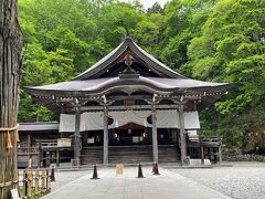 　戸隠神社中社には、天八意思兼命(あめのやごころおもいかねのみこと)が祀られています。天照大神が天岩戸に篭られた時、岩戸神楽を創案し、岩戸を開くきっかけを作った神とのこと。

　神話は、「外の様子が気になった天照大神が少し戸を開けたところ、手力雄命(たちからおのみこと)が岩戸を押し開き、再び世界に光が戻った」と続くのですが、翌2023年5月に宮崎旅行で天岩戸神社を訪れた時、「手力雄命が余りに力持ちだったため、こじ開けた天岩戸が飛んでいき、落ちたところに造られた神社は、この神話の由来を受けて「戸隠神社」と名付けられました」という説明を受け、思わず「えっ」と声が出てしまいました。(こんなところで繋がっていたとは！)

※中社社殿は1087年に創建された後、何度か再建を経てきたものが、1942年の火災で焼失。現在の社殿は1956年に再建されたものだそうです。