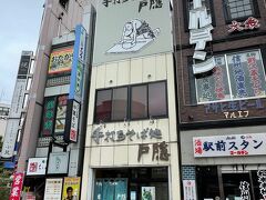 　戸隠村でお蕎麦が食べられなかった悔しさから、長野駅前にあるお蕎麦屋さん、「手打ちそば処 戸隠」さんでお蕎麦を頂きました。