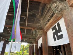 　善光寺本堂

　644年建立とされる信州善光寺は、「一光三尊阿弥陀如来(いっこうさんぞんあみだにょらい)」を本尊とする、無宗派の寺院として知られています。現在は、天台宗大勧進(だいかんじん)と、浄土宗大本願(だいほんがん)によって運営・管理が行われています。現在の本堂は1707年に再建されたもので、1953年に国宝に指定されました。

　本堂奥の右側には、お戒壇巡りの入口があります。「お戒壇巡り」とは、本尊を祀っている瑠璃壇床下の真っ暗な回廊を手すりを頼りに巡り、途中にある「極楽の錠前」に触れることで、極楽往生の約束を頂く修行のこと。

　お戒壇巡り体験は生まれて初めてで、実は結構楽しみにしていたのですが、旅行のタイミングが御開帳に重なってしまい、お戒壇巡りも大混雑。1時間近く並んだ挙句、足元には暗めの明かりが一定の距離で置かれていた上、「はい、止まらないでどんどん入って下さい」の誘導の下、「ここ曲がるよ～」とか、「錠前ここにあるから〇〇ちゃん触って！」と、テーマパークのアトラクション状態で皆さん大はしゃぎ。残念ながら、雰囲気もありがたみもないまま終わってしまいました。残念！orz

※「卍」は仏教の宗教的シンボル 。インバウンド観光客は一瞬たじろぐかも (逆ですけど・・・)