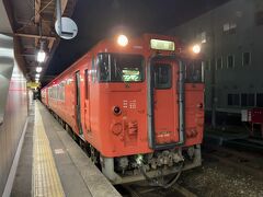 　今回は最寄駅のひとつ高岡駅から出発です。駅隣接の屋根付き立体駐車場に車停めました。雪降る予報でしたし、北陸新幹線利用すると無料になるので。

　高岡駅からJR城端線に乗ります。

　高岡駅18:12  →  新高岡駅18:15（351D）