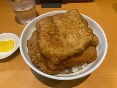 夜はソースかつ丼。
微妙だ。
福井で食べたソースかつ丼の勝ちだ。