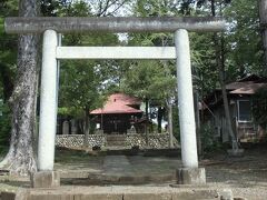 野山北公園自転車道から離れて、やや南側にある日吉神社。
説明板によると、創建年代は不詳ながら御神体は元禄４年（１６９１）に三ヶ島の照明院から遷宮されたものです。

