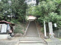 日吉神社のすぐ近くにある吉祥院。
説明板によると、吉祥院は曹洞宗長圓寺の末寺で、江戸時代のはじめの開山と伝えられています。
