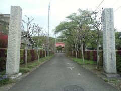 野山北公園自転車道の北側、丘陵の麓にある長圓寺。
説明板によると、永禄１１年（１５６８）の開山です。

