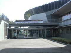 航空公園からだいぶ北西へ歩くとある所沢市民体育館。
国体のバレーボール会場として２００４年に竣工しました。
メインアリーナは４０００人超のキャパを誇ります。
プロバスケットチームのさいたまブロンコスのホームアリーナです。

