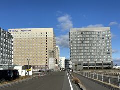 愛知県愛知県常滑市・中部国際空港（セントレア）
『Four Points by Sheraton Nagoya, Chubu International Airport』
『Toyoko Inn Chubu International Airport No.1』

『フォーポイントバイシェラトン名古屋 中部国際空港』と
『東横イン中部国際空港1』の外観の写真。

あちらまでは外を歩く感じですね。