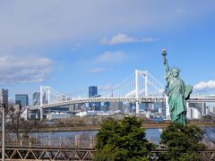 お台場の名所「自由の女神像」とレインボーブリッジのツーショット。
昼もいいけど、夜のほうが美しいだろうなぁ。
外国人さんも多くいて、かなり人気なスポットなんですね。