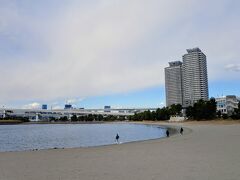 最後にビーチを見にきました。
東京都では数少ないお台場のビーチです。
少し曇ってきてあまりキレイに見えなかったけど、潮の香りが仕事で疲れた心身を癒やしてくれます。