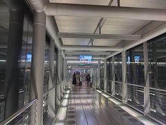 旋回時間、長すぎたよ、疲れた。
久々のスワンナプーム国際空港。
このにおい、懐かしい。