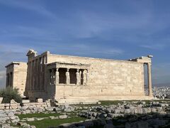 左側にはエレクティオン。
イオニア式の神殿で、紀元前407年に完成したそうです。