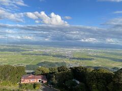 弥彦山にきてパノラマタワーに乗りました♪
景色が綺麗だった～
高所恐怖症の旦那は怖がってたけど(^^;)