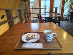 コヤマ菓子店の2階のカフェで一休み。
再び防雨風の中、南気仙沼駅に向かう。