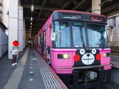 　藤崎宮前駅から、ピンク色のくまモン電車に乗って、御代志に向かいます。