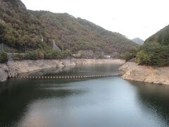 ダム天端よりダム湖方面を望む

生野ダムによって形成されたダム湖は「銀山湖」と言います
由来は勿論「生野銀山」からです

訪問時は常用満水だったと思われますがダム湖の地肌が露出しています
あの地肌分は有事の際の「貯めしろ」となるので、めったに水位上昇がなければ多少は草が生える筈ですが、無いという事は草が生える期間が無いほど増水の機会があるという事なのでしょう