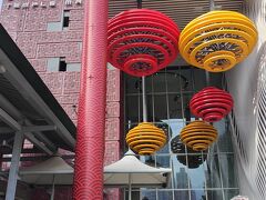 お正月ですからね！

初詣！

・・・ではないですが、最初に黄大仙に行きました。

黄大仙は電車でのアクセスが便利。駅の横には立派なモールもあります。