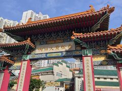 黄大仙の方も訪れてみます。通算2回目。

写真には映っていませんが、北側のライオンの頭のような形の山のふもとにあり、おそらく風水上パワーが集まる場所って感じなのでしょうね。