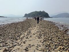 名物は、この地質歩道。

日本でも指宿とか西伊豆とかで見られる、いわゆるトンボロ。
干潮時には島まで歩いていくことができます。