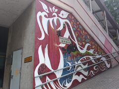 最終日は空港に15時ぐらいには戻らねばならないため、午前中しか稼働時間がありません。

中環の山の中腹、ハリウッド・ロードに向かいました。

実はこのあたり、午後に来る方が良いのです。
何故かというと、中環の下からつながっているヒルサイド・エレベーターが昇り方向で運転しているから。

御前は下りなので、坂を登りたくなければバスで行くしかないです。

そのハリウッドロードには壁画が多いのですが・・