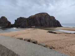 高さ20メートルの巨大な一枚岩
東洋のエアーズロックと呼ばれる「立岩」が見えて来ました。