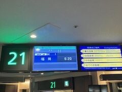 羽田空港　朝一のスカイマーク
５：４３　京急で第一ターミナルに到着
急いで移動して搭乗口についたのは５：５９でした。
すぐに搭乗です。
混雑期は多分間に合わない