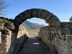 こちらが、古代オリンピックの競技場への門です。