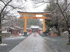 平野神社。

屋根には少し雪が積もっていますが、、地面にはそれほど積もっていないようですね。