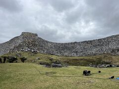 　自然の岩石や地形を巧みに利用した美しい曲線の城壁です。
　