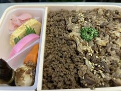 山形へ行くなら駅弁は牛肉どまんなか！
ご飯が余ることがない完璧なお弁当です。(笑)

東京駅で購入した駅弁を車内で頂きます。