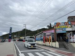  　道の駅　許田に立ち寄りました。
　駐車場が満車になるような人気の場所です。