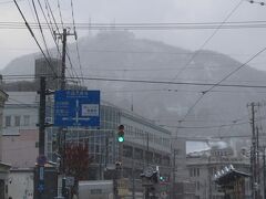 ・・街なかも函館山も、吹雪いていました(^^;)