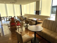 名古屋・中部国際空港（セントレア）
『コンフォートホテル中部国際空港』ノースウィング（北棟）1F

【レストラン】のシーティングエリアの写真。

朝から多くの外国人が朝食を食べていて、全体は撮影できず。。