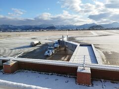 山型空港に到着。東京と違って雪景色。