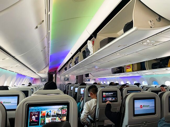 予定では10:55成田発なんですが、1時間遅れの12時出発。<br />11:30頃でもまだ人が乗り込んで来るにはビックリ。<br /><br />ここは日本なのに日本人搭乗率5％ほど。完全なアウェー感。<br />でもほとんどが日本に住んでいるバングラ人やネパール人。<br />お隣のネパール人夫婦とはずっと日本語で話していました。<br />機内はほぼ満席で窮屈でしたが、我慢我慢。<br /><br />行きは8時間のフライト、2食ミールが出てきましたが、お酒はなし。<br />ビーマンのサイトから10％オフのクーポン利用で往復68,000円ほど。<br />バングラ行きでは一番早くて安いと思います。<br /><br />https://www.biman-airlines.com/