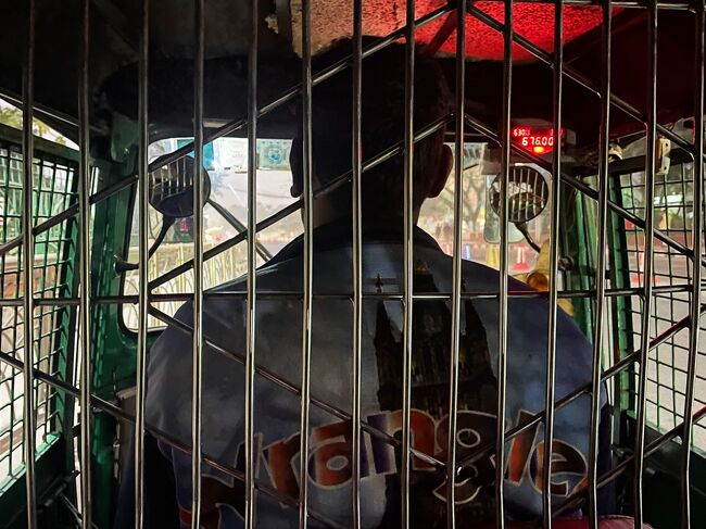 17時にダッカの空港へ到着。<br />ビザオンアライバルを申請し、日本円5,000円だけ両替。<br />CNG(タイのトゥクトゥク)に乗り込む前に先ずは値段交渉。<br />500タカぐらいが相場だと思っていましたが、中々金額が下がらない。<br />結局700タカ(950円ほど)で決着！CNGは飛ばす飛ばす。<br />クラクションの洪水でこれがダッカなんだと実感。