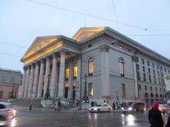 威風堂々としたバイエルン国立歌劇場（Bayerische Staatsoper＝National Theatre）の外観。
この日のプログラムは バレエの Le Parc 。
開演は19時半からなのですが、クリスマスマーケット準備中のマリエン広場を見て、近くの有名なカフェでお茶をしようかと早めにやってきました。