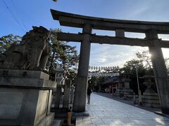 気を取り直して、お邪魔します。

境内では早くも初詣の準備が始まってました。