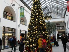 １時間ほどでニュルンベルク駅に到着。
駅構内の大きなクルスマスツリー。