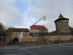 駅の目の前には、城壁と丸い大きな塔がありました。
城壁の中に、職人広場（Handwerkerhof）という、中世の職人の人の家などを再現した商業施設があるとのこと。