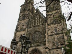 堂々とした２つの鐘楼を持つゴチック様式の聖ローレンツ教会。
1270年～1477年にかけて建てられた古い教会ですが、、第二次世界大戦で屋根などが大規模に被災したものの、戦後７年かけて、オリジナルに忠実に再建・修復されたものなんだそうです。
