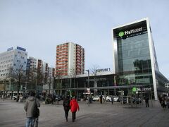 ザルツブルクでは駅前広場に面して建つ H+ ホテル ザルツブルク（H+ Hotel Salzburg）で１泊します。
駅から出たら、すぐ目に飛び込んでくる好立地。
Forum 1 というショッピングモールに併設しています。