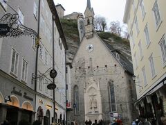 ほぼ垂直ながけ下に葉、聖ブラジウス教会（Bürgerspitalkirche St. Blasius）。
聖ブラジウス教会は12世紀に建造された歴史ある教会で、日曜日の夕方のミサが素晴らしいとの事です。今回は中に入っていません。