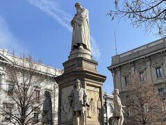 「スカラ広場」に出て来ました。

ミラノで一番の有名人「レオナルド・ダ・ヴィンチの像」