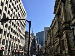 【 Bank of Japan's Head Office (Main Building) 】

ランチに出かけます。日本銀行本店本館（右，国指定重文）と（左手前から）三井二号館，三井本館（国指定重文），日本橋三越本店（国指定重文）。三井二号館の左手（東側）に，MO東京の入居する日本橋三井タワー（194.69m）があります。

1896(明治29)年竣工の日銀本店本館は，建築家・辰野金吾(1854-1919)の代表作で，現存する明治洋風建築のうち最も重要なものの一つとされます。