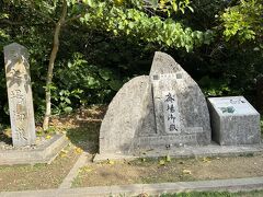 　御嶽とは、南西諸島に広く分布している「聖地」の総称で、斎場御嶽は琉球開びゃく伝説にもあらわれる、琉球王国最高の聖地です。
　と、パンフレットに書かれていました。