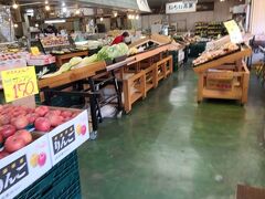 前日に行かなかった和商市場の横にあるタンチョウ市場へ
こちらは野菜や果物の農産物の市場です