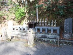 源頼家の墓を探します。源氏公園に入って見るとそれっぽいものがありましたが、こちらは「源頼家家臣十三士の墓」とあります。