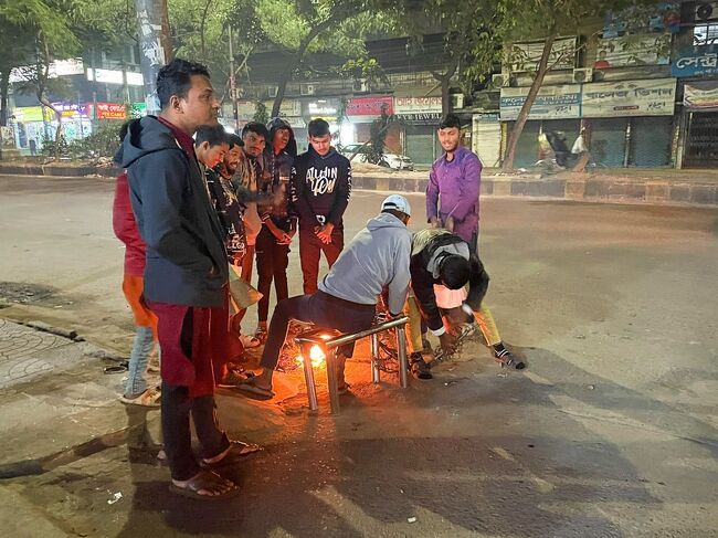 ホテルで少し休憩して街に繰り出します。<br />想定外だったのは意外と寒い事。<br />日本から着てきたライトダウンでちょうどいいぐらい。<br />道路では焚火で暖をとられているダッカ市民を目にしました。<br />この旅エアコン付きのホテルを予約しましたが、<br />結局エアコンは使わずじまい。